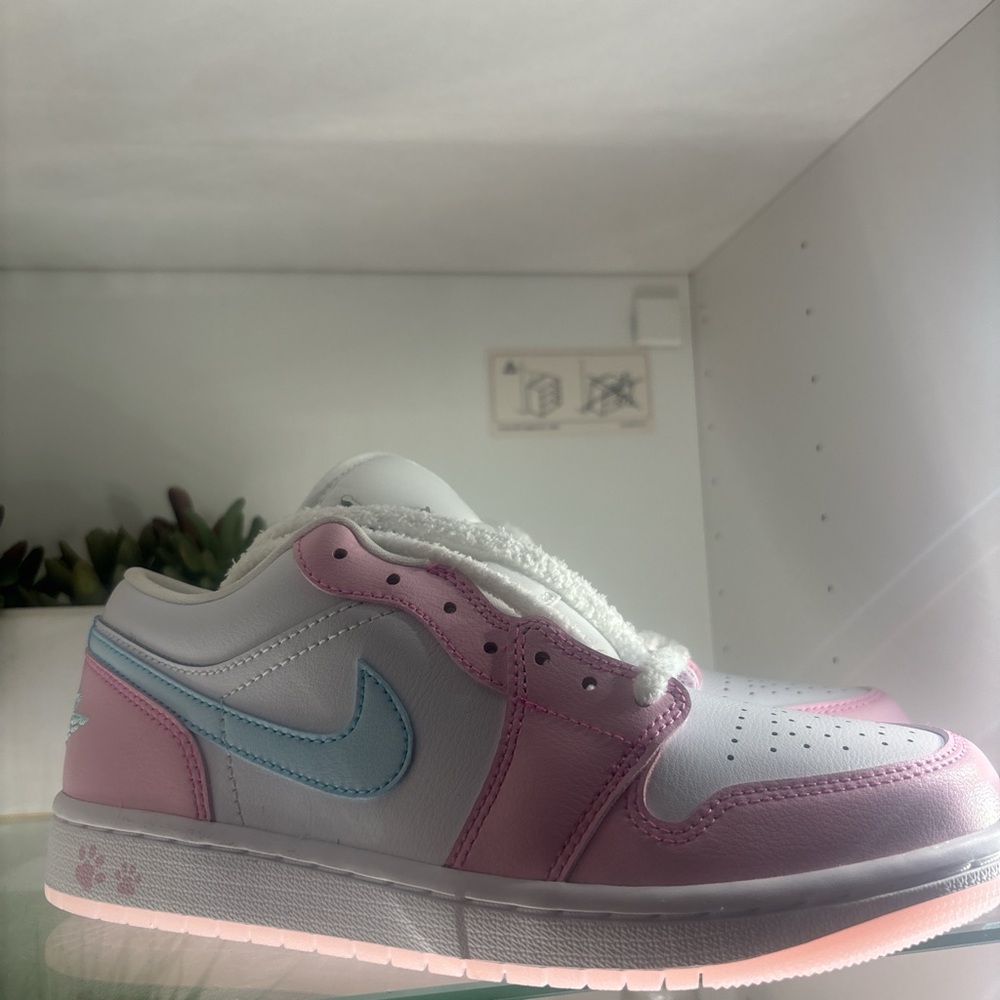 Jordan 1 Low SE Paw Print Pink Foam (Women's) unworn limited edition